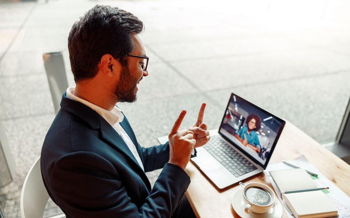 Empresário em reunião por videochamada usando o notebook