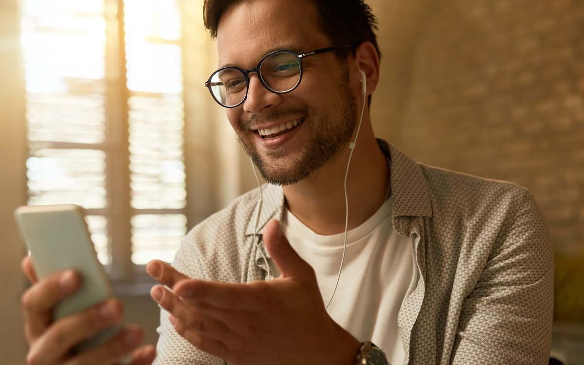 Homem assinando documento pelo celular com certificado em nuvem